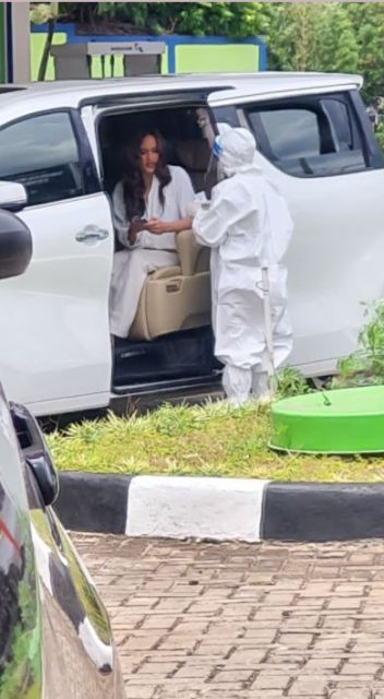 Cinta Laura Dituding Serobot Antrean Tes PCR, Banjir Kritikan Warganet 8 Diduga Cinta Laura serobot antrean tes PCR