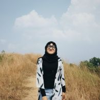 5 Jenis Outer yang Wajib Dimiliki Wanita Berhijab. Nggak Ribet saat Keluar Rumah