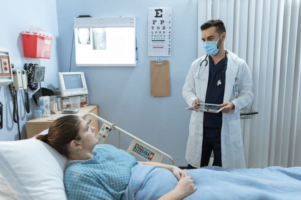 Dokter yang sedang memeriksa pasien