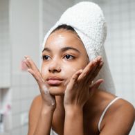 Ini Lho, Bedanya Facial Foam dan Facial Wash Jangan Sampai Ketuker Lagi, Ya!