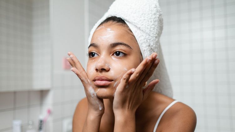 Ini Lho, Bedanya Facial Foam dan Facial Wash Jangan Sampai Ketuker Lagi, Ya!