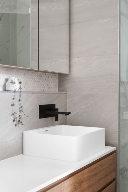 Cara Menghilangkan Noda Tetesan Air di Dinding Kamar Mandi Paling Efektif