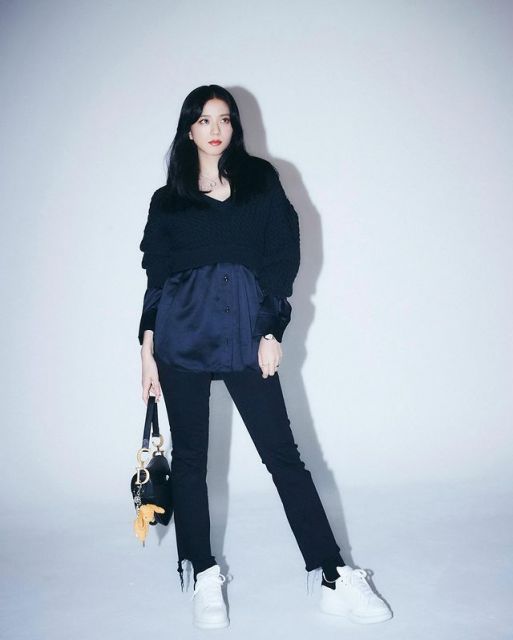 potret gaya fashionable Jisoo Blackpink dengan outfit serba hitam