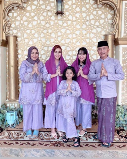 9 Ide Baju Sarimbit ala Keluarga Selebritas Terbaru. Pas nih Buat Lebaran 22 Inspirasi baju sarimbit keluarga ala seleb terbaru