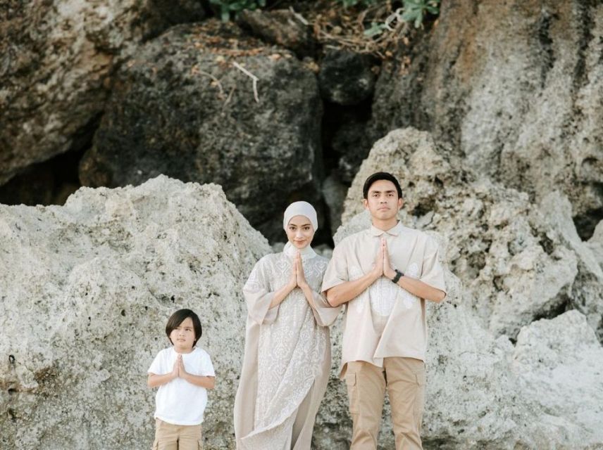 9 Ide Baju Sarimbit ala Keluarga Selebritas Terbaru. Pas nih Buat Lebaran 25 Inspirasi baju sarimbit keluarga ala seleb terbaru