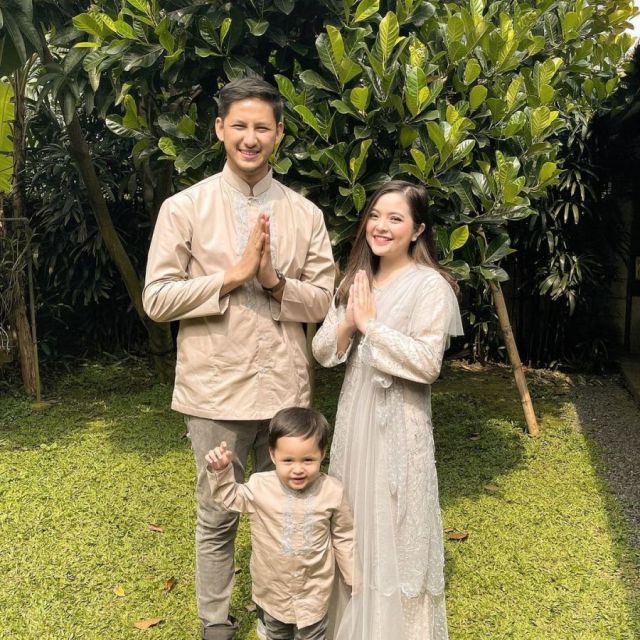 9 Ide Baju Sarimbit ala Keluarga Selebritas Terbaru. Pas nih Buat Lebaran 21 Inspirasi baju sarimbit keluarga ala seleb terbaru