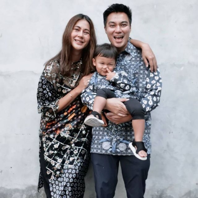 9 Ide Baju Sarimbit ala Keluarga Selebritas Terbaru. Pas nih Buat Lebaran 27 Inspirasi baju sarimbit keluarga ala seleb terbaru