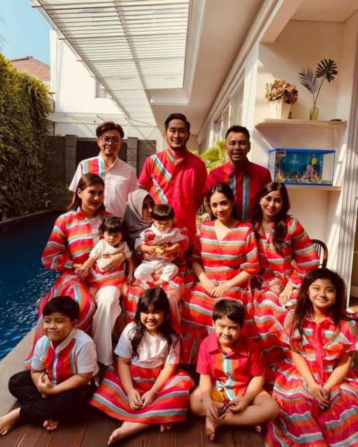 9 Ide Baju Sarimbit ala Keluarga Selebritas Terbaru. Pas nih Buat Lebaran 24 Inspirasi baju sarimbit keluarga ala seleb terbaru