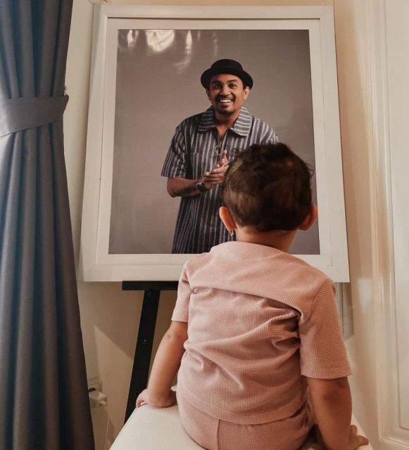 Cara Mutia Ayu Kenalkan Sosok Glenn Fredly ke Anaknya 3 Gewa melihat foto mendiang ayahnya, Glenn Fredly