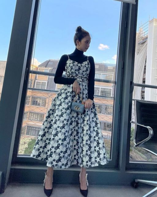 potret gaya fashionable Jisoo Blackpink dengan outfit serba hitam