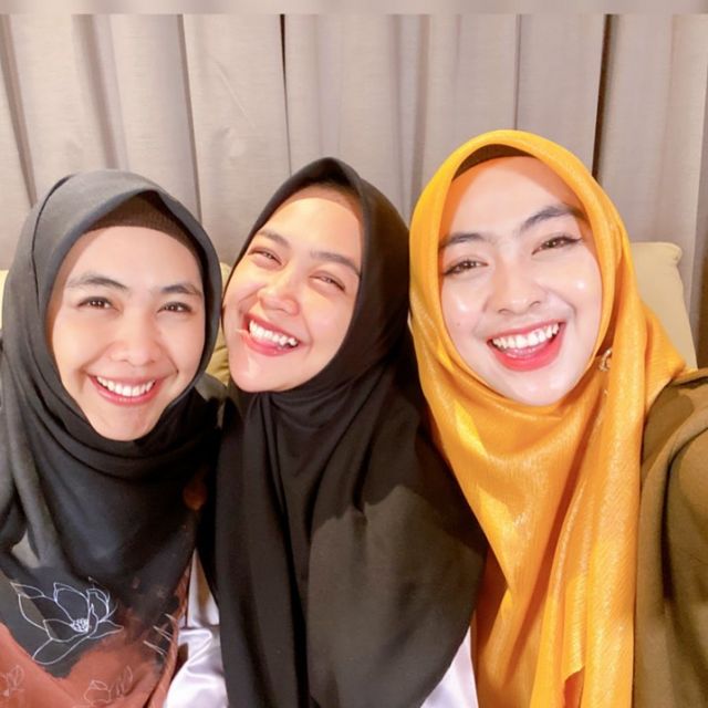 Ria Ricis bersama kedua kakaknya