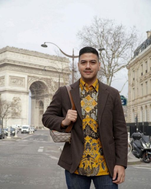 Gaya Busana Seleb Indonesia Bangga Pakai Batik di Paris Fashion Week 2022