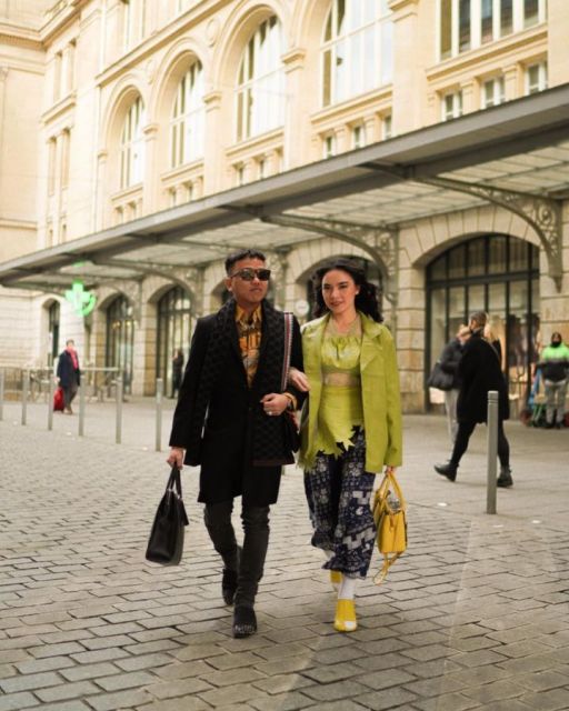 Gaya Busana Seleb Indonesia Bangga Pakai Batik di Paris Fashion Week 2022