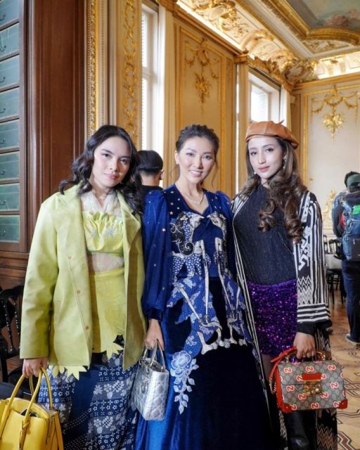 Gaya Busana Seleb Indonesia Bangga Pakai Batik di Paris Fashion Week 2022