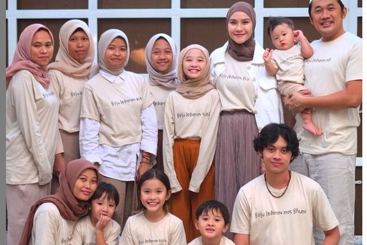 9 Ide Baju Sarimbit ala Keluarga Selebritas Terbaru. Pas nih Buat Lebaran 26 Inspirasi baju sarimbit keluarga ala seleb terbaru