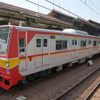 Aturan Naik KRL Diubah Lagi. Stiker Jaga Jarak Dipasang, Penumpang 60%