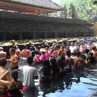 Mengenal Tradisi Melukat, Salah Satu Tradisi Bali yang Juga Jadi Wisata Spiritual