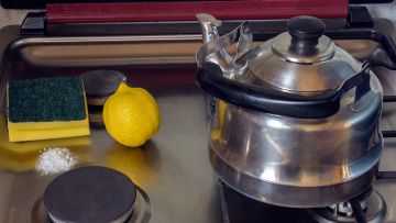 7 Tips Membersihkan Perabot Rumah dengan Lemon. Bisa Jadi Kinclong!