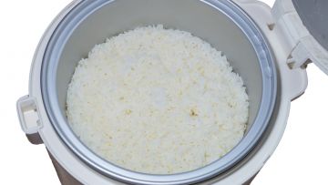 Penyebab Rice Cooker Bau Nggak Sedap dan Cara Mengatasinya. Harus Peka!