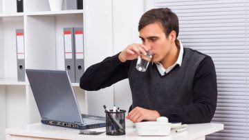 4 Cara Agar Kamu Ingat untuk Minum Air. Kalau Kurang Bisa Dehidrasi~