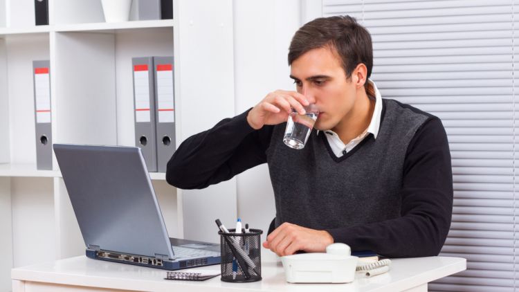 4 Cara Agar Kamu Ingat untuk Minum Air. Kalau Kurang Bisa Dehidrasi~