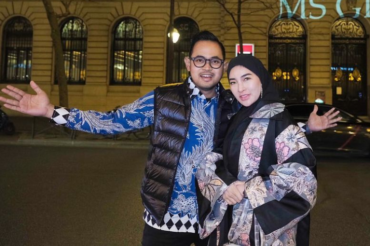 artis indonesia pakai batik di paris