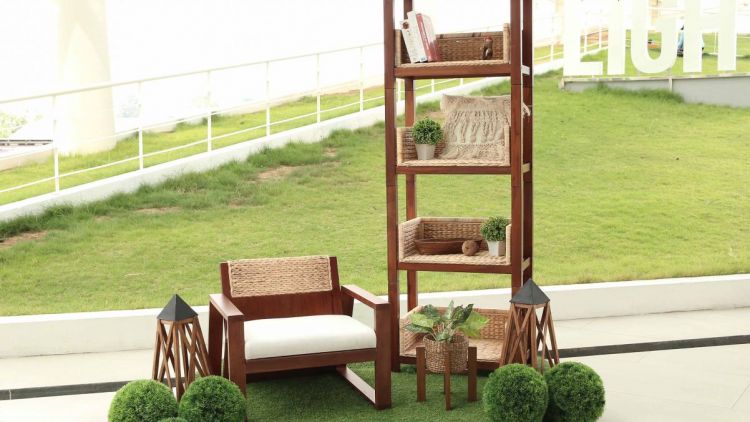 Mendesain Set Perabotan Estetis Dengan Menggunakan Gulma Eceng Gondok