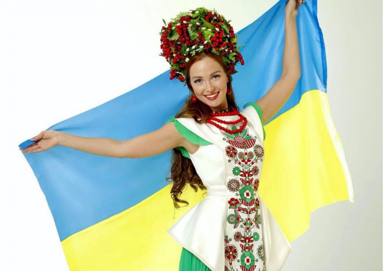 Anastasiia Lenna, berpose memegang bendera kebangsaannya