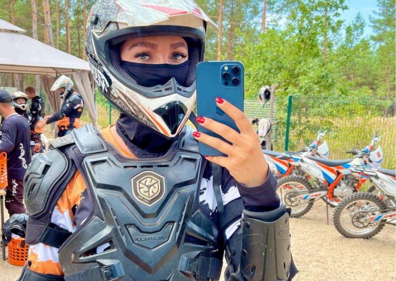 Anastasiia Lenna ketika mengikuti motocross
