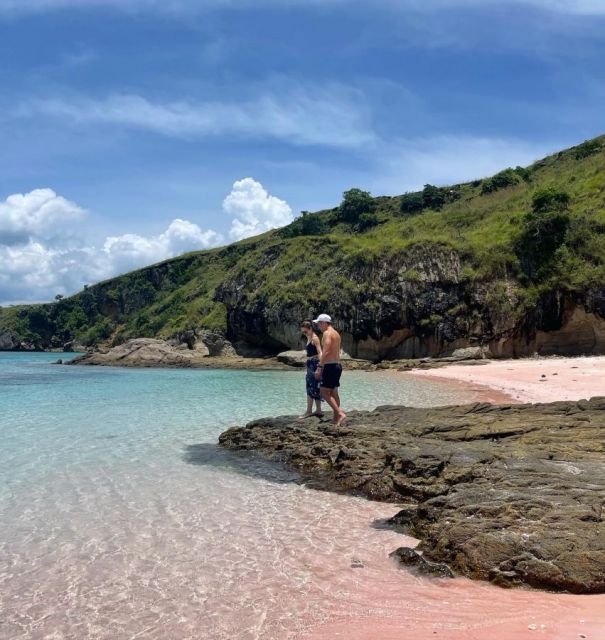 Julie dan suami di Labuan Bajo