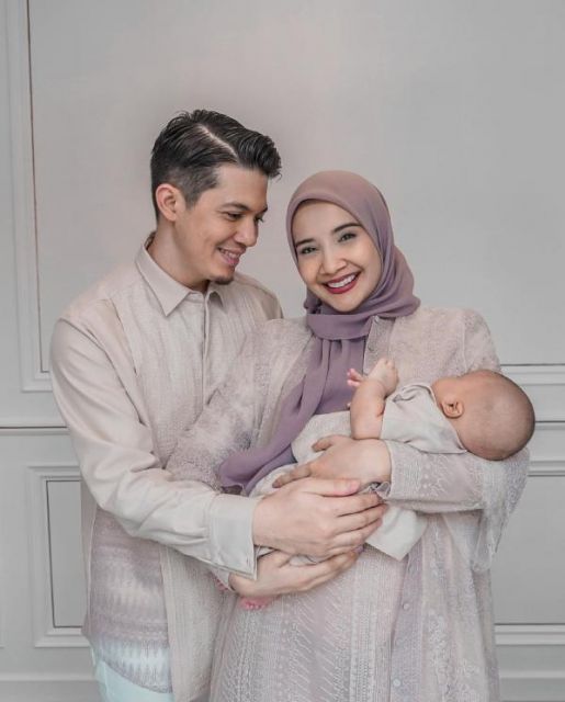 9 Ide Baju Sarimbit ala Keluarga Selebritas Terbaru. Pas nih Buat Lebaran 23 Inspirasi baju sarimbit keluarga ala seleb terbaru