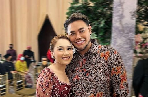 pasangan ayu ting ting 