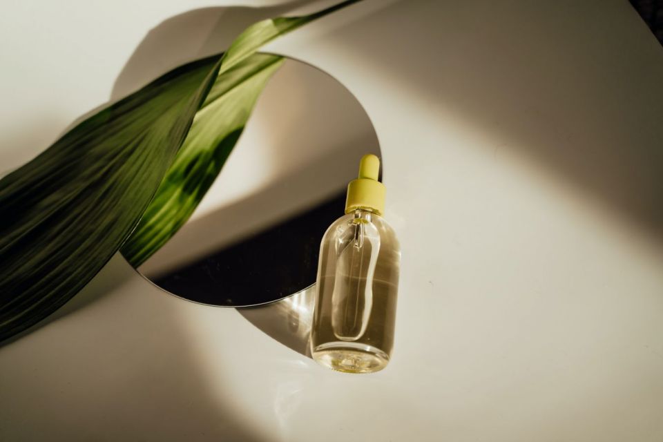 DIY Serum Wajah yang Ampuh Basmi Jerawat dan Bikin Glowing Paripurna 11 Sebotol cairan yang mengandung teh hijau