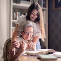 Naskah Untuk Nenek: Biarkan Kenang-Kenangan Darimu Dan Dari Mereka yang Aku Sayangi, Aku Tempatkan Ke Dalam Gambaran Sukmaku