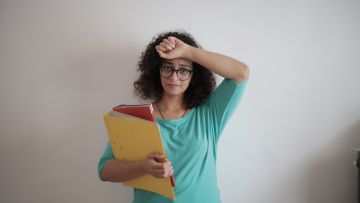 Bikin Mood Berantakan, 7 Momen Menyebalkan yang Pernah Dirasakan Mahasiswa Selama Kuliah