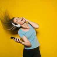 8 Manfaat Mendengarkan Musik Mulai dari Rasa Senang Hingga Cegah Sakit