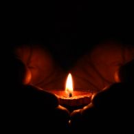 Cara Menghilangkan Tetesan Lilin yang Menempel Pada Berbagai Permukaan