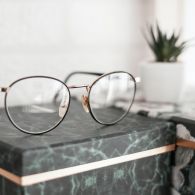 4 Cara Merawat Kacamata Agar Selalu Kinclong Seperti Baru