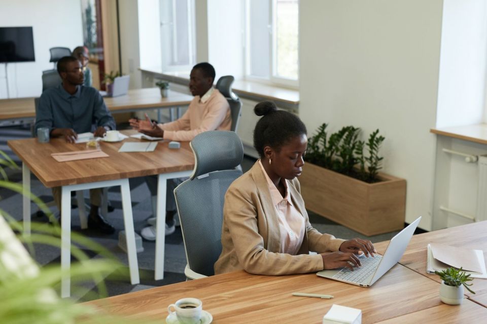 perempuan berkarya dengan kerja di kantor