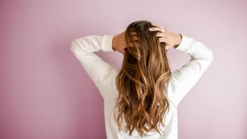 6 Kandungan yang Wajib Dihindari di Hair Care Kalau Kamu Berketombe