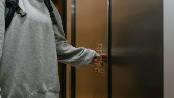 Tips Aman Saat Terjebak di Lift. Ini 7 Hal yang Boleh dan Jangan Dilakukan