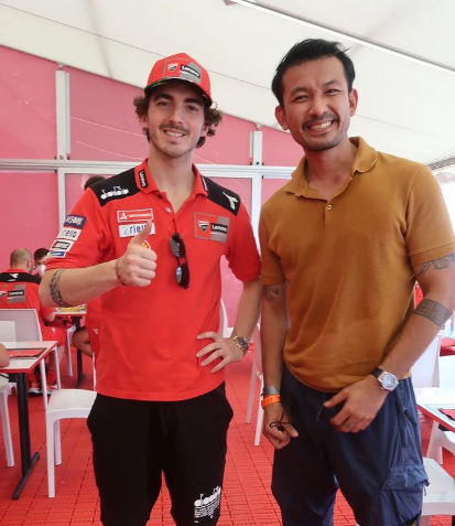 11 Potret Artis Nonton MotoGP Mandalika. Ada Tiara Andini sampai Rio Dewanto 27 Rio Dewanto