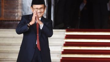 Profil B. J. Habibie, Presiden & Insinyur Pesawat yang Cerdas