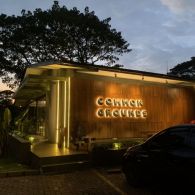 Intip Interior Cafe Golf View di Common Grounds Graha Famili, Dijamin Bikin Betah!