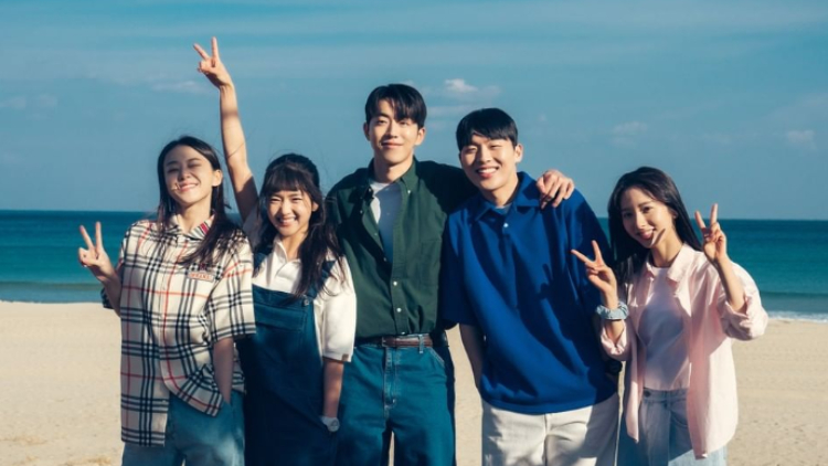 Sederet Gaya Fesyen ala 90-an di Drama Twenty Five Twenty One