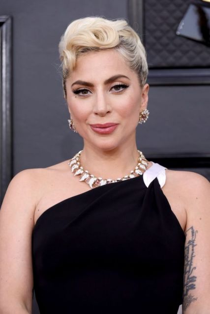 Detail Makeup Para Seleb Saat Hadiri Grammy Awards 2022. Stunning! 17 Lady Gaga