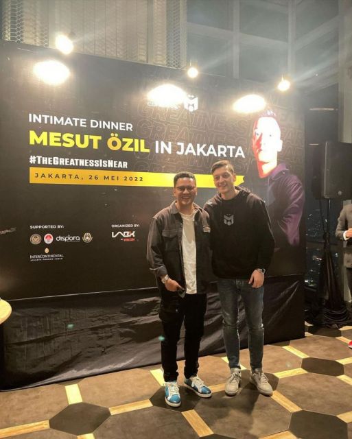 9 Momen Mesut Ozil di Indonesia, Salat di Istiqlal hingga Dinner bareng Prilly