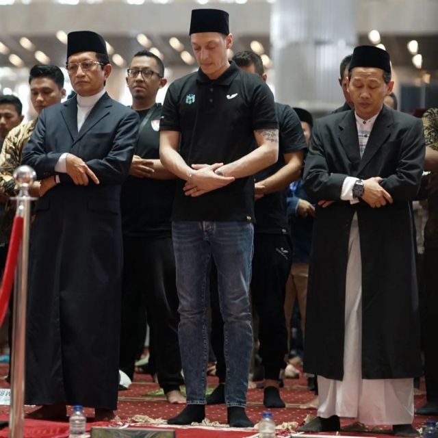 9 Momen Mesut Ozil di Indonesia, Salat di Istiqlal hingga Dinner bareng Prilly