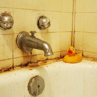 Cara Membersihkan Kerak di Kamar Mandi yang Membandel dengan Biaya Minimum
