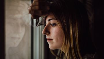 7 Hal yang Selalu Melekat di Pikiran Overthinker dan Cara Mengubahnya